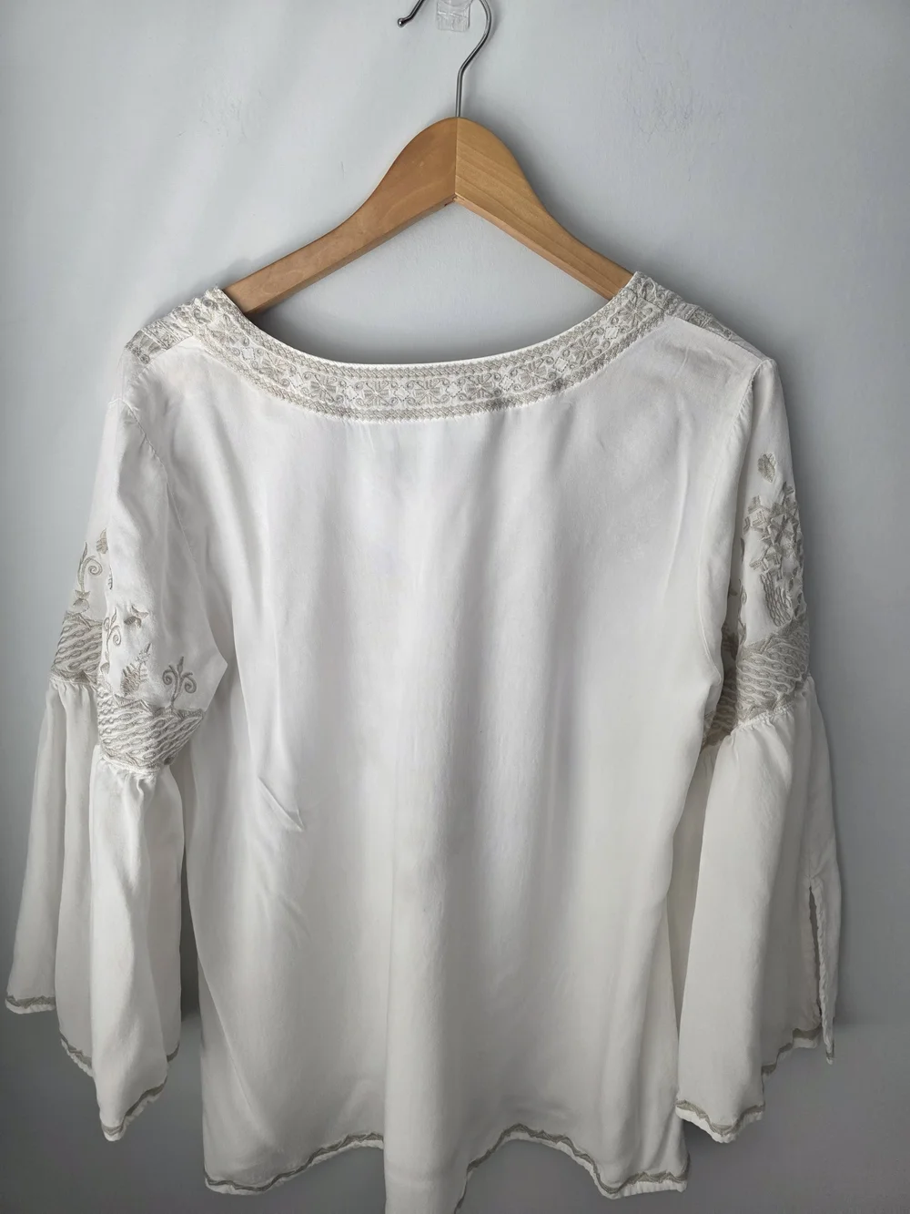 Chelsea & Theodore Embroidered Boho Blouse Women’s Size L White Bell Sleeve - Picture 9 of 12